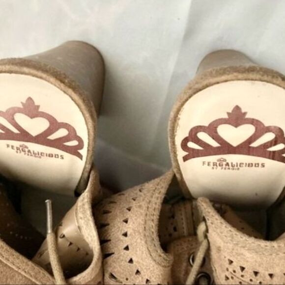 FERGALICIOUS Vorge Laser Cut detail Open Toe Sandal Womens 6 M - Picture 9 of 13